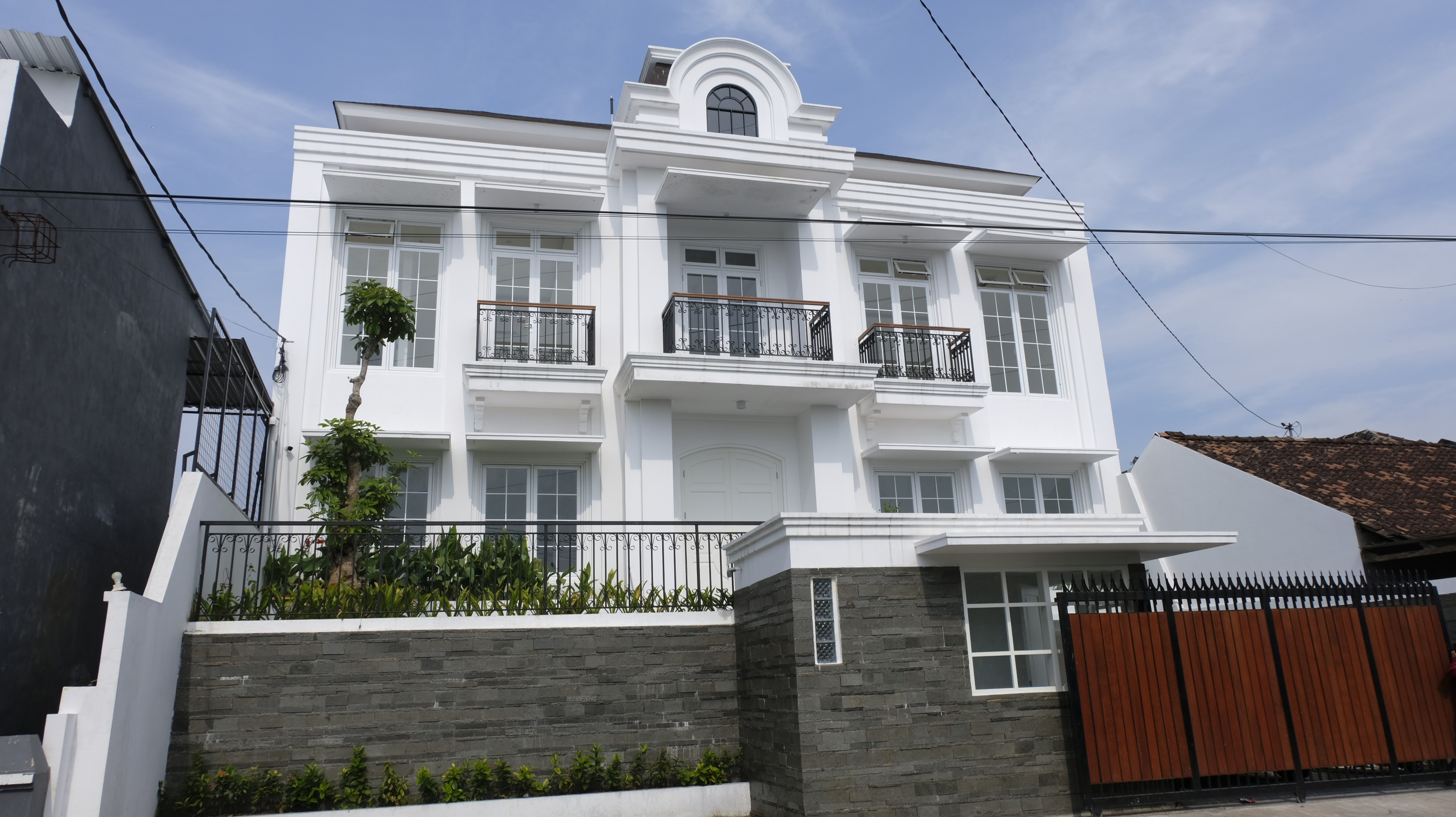 Rumah Tinggal Notaris “Queen House”